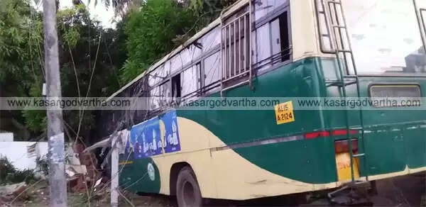 കെ എസ് ആര് ടി സി ബസ് നിയന്ത്രണംവിട്ട് വീട്ടുമതിലിലേക്ക് പാഞ്ഞുകയറി