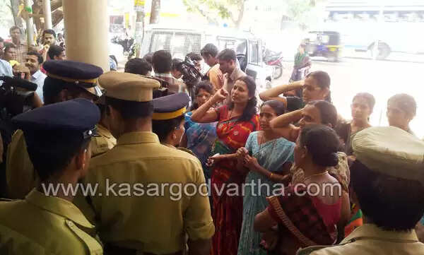 കേന്ദ്ര സര്വകലാശാല രജിസ്ട്രാറെ ഘരാവോ ചെയ്യാനെത്തിയ മഹിളാ പ്രവര്ത്തകരെ തടഞ്ഞു