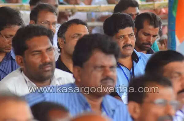 ആവേശ തിരയിളക്കി രാഹുല് പറന്നിറങ്ങി; കേരളത്തിലെ ജനങ്ങളുടെ രാഷ്ട്രീയ ബോധത്തിന് പ്രശംസ