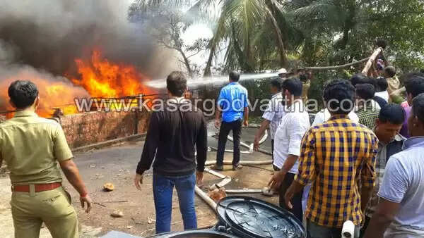 ചൂരിയില് ആക്രി ഗോഡൗണില് വന് തീപിടുത്തം; ലക്ഷങ്ങളുടെ നഷ്ടം