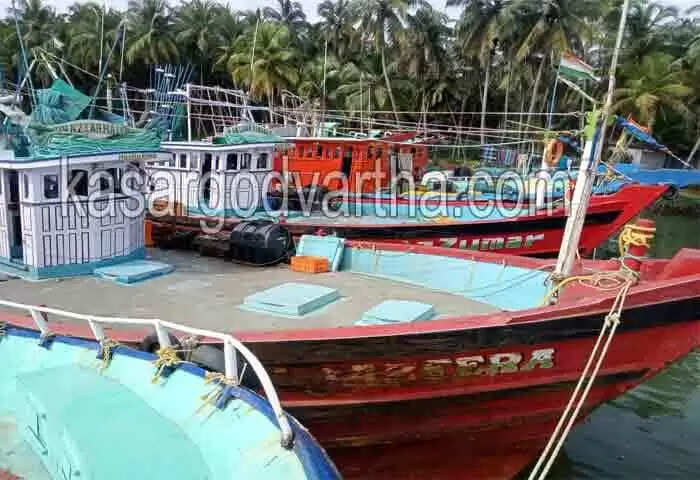 Seized | കാസര്കോട്ട് നിരോധിത വല ഉപയോഗിച്ച് മീന് പിടിച്ച 4 ബോടുകള് ഫിഷറീസ് വകുപ്പ് പിടിച്ചെടുത്തു; കര്ശന നടപടിയെന്ന് അധികൃതര്