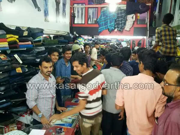 വിലക്കയറ്റത്തിന്റെ പെരുന്നാള് വിപണി; എങ്കിലും നഗരത്തില് തിരക്കൊഴിഞ്ഞില്ല