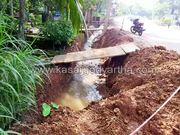 ദുരിത പര്വ്വം താണ്ടി ചന്ദ്രഗിരി യാത്ര; കരാര് ഏറ്റെടുത്തവര്ക്ക് കുലുക്കമില്ല, ഒപ്പം അധികൃതര്ക്കും