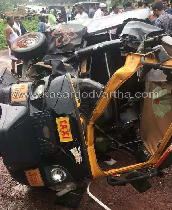 ഡോക്ടര്മാര് സഞ്ചരിച്ച കാര് ഓട്ടോയുമായി കൂട്ടിയിടിച്ച് 6 പേര്ക്ക് പരിക്ക്; ഓട്ടോഡ്രൈവര് ഉള്പ്പെടെ രണ്ടുപേര്ക്ക് ഗുരുതരം