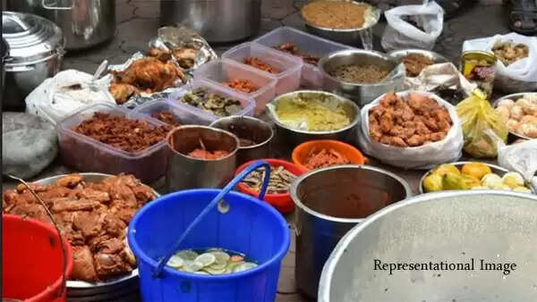 വ്യാപാര സ്ഥാപനങ്ങളില് രാത്രികാല മിന്നല് പരിശോധന; പാകം ചെയ്ത് ബാക്കി വന്ന് ഫ്രീസറുകളില് സൂക്ഷിച്ച പഴകിയ മാംസങ്ങളും പ്ലാസ്റ്റിക്കുകളും പിടിച്ചെടുത്തു