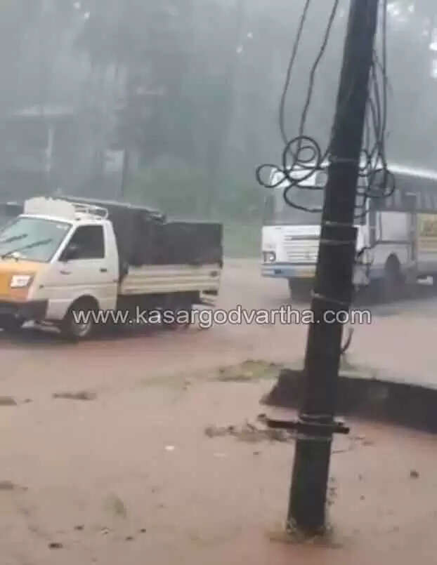 കൾവർട്ട് അടഞ്ഞതിനാൽ വെള്ളം മൊത്തം റോഡിലേക്ക്: മൊഗ്രാൽ ദേശീയപാത കുളമായി