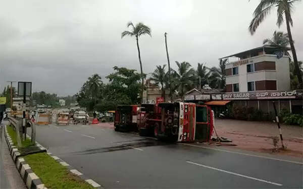 ദേശീയപാതയില് ഗ്യാസ് ടാങ്കര് ലോറി മറിഞ്ഞത് ജനങ്ങളെ പരിഭ്രാന്തരാക്കി