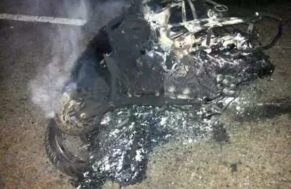 ബൈക്കില് ലോറിയിടിച്ച് അച്ഛനും മകളും മരിച്ചു