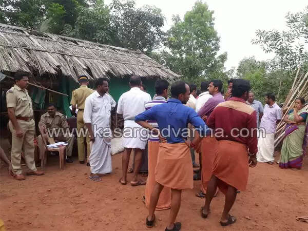 കണ്ണീരണിഞ്ഞ് അഡൂര് ഗ്രാമം; കൂട്ട ആത്മഹത്യ നടന്ന വീട്ടിലേക്ക് ജനം ഒഴുകി, മൃതദേഹങ്ങള് വിദഗ്ദ്ധ പോസ്റ്റുമോര്ട്ടത്തിനായി പരിയാരത്തേക്ക് കൊണ്ടുപോയി