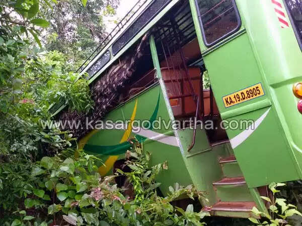 കുരുടപദവില് ബസും ലോറിയും കൂട്ടിയിടിച്ച് 10 പേര്ക്ക് പരിക്ക്