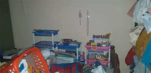 റിട്ട. അധ്യാപികയുടെ വീട്ടില് കവര്ച്ച; പതിനെട്ടര പവന് സ്വര്ണവും പണവും നഷ്ടപ്പെട്ടു, മോഷണം നടന്നത് മംഗളൂരുവിലെ മകളുടെ വീട്ടില് പോയ സമയം, പൂട്ട് പൊളിക്കാനുപയോഗിച്ച മഴു കണ്ടെത്തി