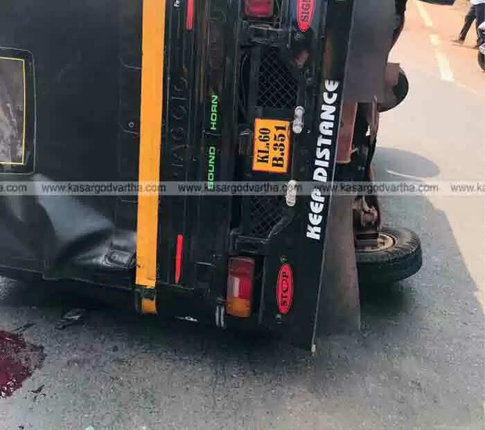 കെ എസ് ടി പി പാതയില് ഓടോറിക്ഷ മറിഞ്ഞ് ഡ്രൈവര് മരിച്ചു