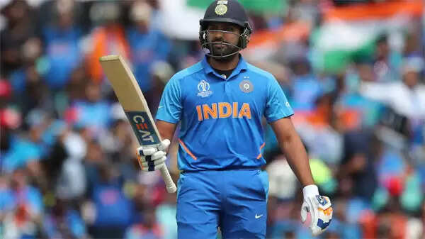 ഇന്ത്യ- പാക്ക് പോരാട്ടം; രോഹിത്തിന് സെഞ്ചുറി; ഇന്ത്യ കൂറ്റന് സ്കോറിലേക്ക്