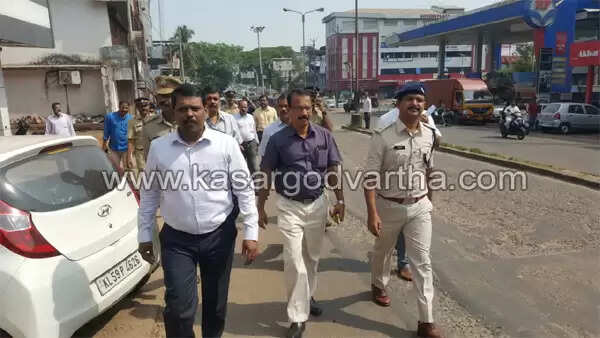 ഹൈക്കോടതി നിര്ദേശം; കാസര്കോട് നഗരത്തിലെ അനധികൃത ഫ്ളക്സ് ബോര്ഡുകള് നീക്കം ചെയ്തു തുടങ്ങി