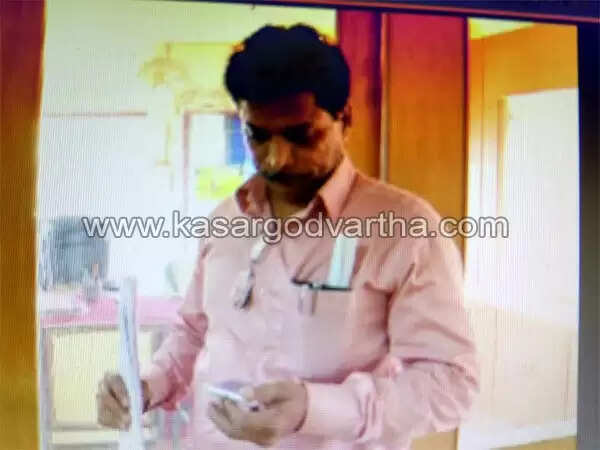 കാസര്കോട് ജില്ലാ ബാങ്കില് കസേരകളി; കോടതി ഉത്തരവുമായെത്തിയ സഹകരണ ജോ. രജിസ്ട്രാറെ ബാങ്ക് ജനറല് മാനേജര് മുറിയിലേക്ക് കയറ്റാതെ മുറിപൂട്ടി