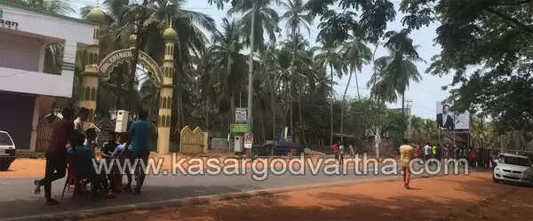 കൊല്ലപ്പെട്ട മദ്രസ അധ്യാപകന്റെ മൃതദേഹം കാസര്കോട്ടേക്ക് കൊണ്ടുവരണമെന്നാവശ്യപ്പെട്ട് എന് എ നെല്ലിക്കുന്ന് എം എല് എയും ലീഗ് നേതാക്കളും ജില്ലാ പോലീസ് കാര്യാലയത്തില് കുത്തിയിരിപ്പ് സമരം നടത്തുന്നു