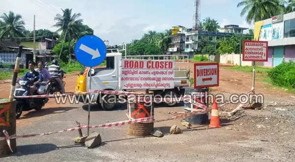 ദുരിത പര്വ്വം താണ്ടി ചന്ദ്രഗിരി യാത്ര; കരാര് ഏറ്റെടുത്തവര്ക്ക് കുലുക്കമില്ല, ഒപ്പം അധികൃതര്ക്കും
