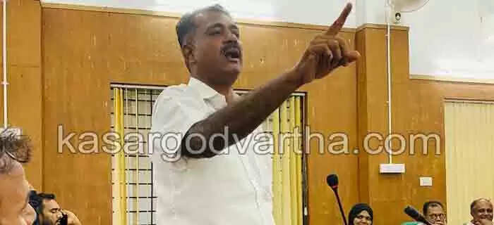 Complaint | നഗരസഭയുടെ നോടീസ് ബോര്ഡ് കാണാതായി ആഴ്ചകള്ക്ക് ശേഷം അന്വേഷണ റിപോര്ടിന്റെ അടിസ്ഥാനത്തിലുള്ള പരാതി പൊലീസിന് കൈമാറി; യോഗത്തില് ഉദ്യോഗസ്ഥര്ക്കെതിരെ രൂക്ഷ വിമര്ശനം