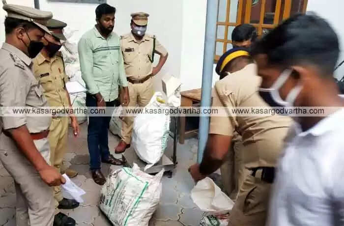 ഗണ്മാന്റെയും ഡ്രൈവറുടെയും സഹായത്തോടെ കാസര്കോട് കലക്ടര് പിടികൂടിയത് രണ്ടര കോടിയുടെ ചന്ദന മുട്ടികള്; പ്രതികള് മിന്നല് വേഗത്തില് മുങ്ങി