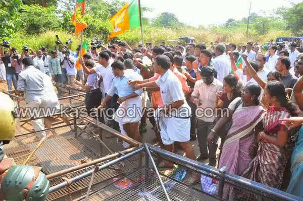 ജനസമ്പര്ക്ക പരിപാടിയിലേക്ക് ബി.ജെ.പി മാര്ച്ച്