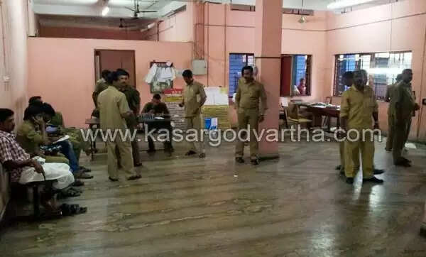 KSRTC ബസിടിച്ച് ബൈക്ക് യാത്രക്കാരന് മരിച്ചു; ജനക്കൂട്ടം ഡിപ്പോ തകര്ത്തു, നഗരത്തില് സംഘര്ഷം