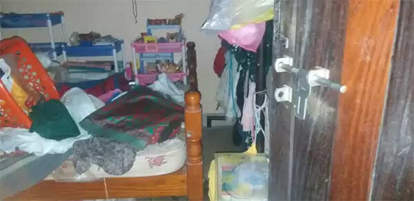 റിട്ട. അധ്യാപികയുടെ വീട്ടില് കവര്ച്ച; പതിനെട്ടര പവന് സ്വര്ണവും പണവും നഷ്ടപ്പെട്ടു, മോഷണം നടന്നത് മംഗളൂരുവിലെ മകളുടെ വീട്ടില് പോയ സമയം, പൂട്ട് പൊളിക്കാനുപയോഗിച്ച മഴു കണ്ടെത്തി