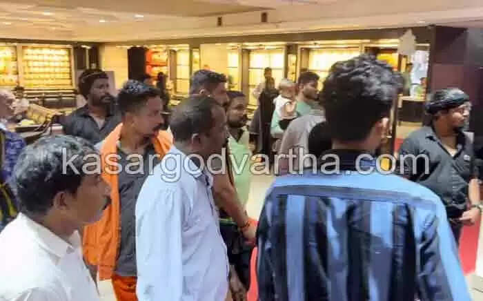 Arrested | 'സ്വര്ണക്കടയില് കയറി സദാചാര പൊലീസ്'; വനിതാ ജീവനക്കാരിയും പുരുഷ ജീവനക്കാരനും തമ്മില് ബന്ധമെന്ന് ആരോപണം; 4 ഹിന്ദുത്വ പ്രവര്ത്തകര് അറസ്റ്റില്