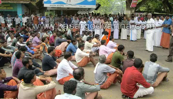 തൃക്കരിപ്പൂരില് അക്രമം പടരുന്നു; പാര്ട്ടി ഓഫീസുകളും വീടുകളും വാഹനങ്ങളും തകര്ത്തു; ഹര്ത്താല് പൂര്ണം