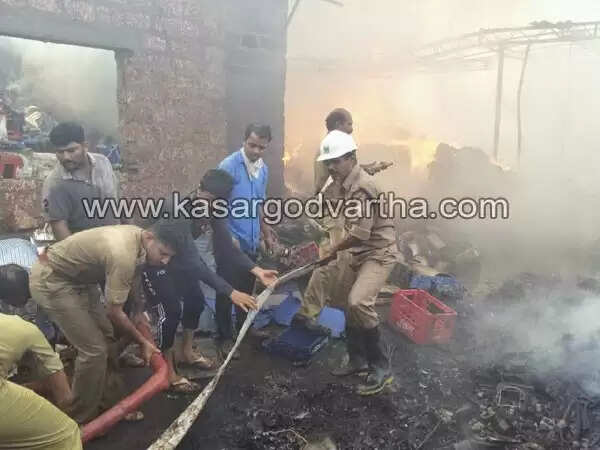 ചൂരിയില് ആക്രി ഗോഡൗണില് വന് തീപിടുത്തം; ലക്ഷങ്ങളുടെ നഷ്ടം