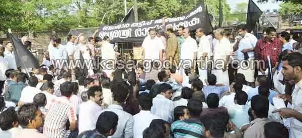 മുഖ്യമന്ത്രിയുടെ ജനസമ്പര്ക്ക പരിപാടിക്ക് ഉജ്വല തുടക്കം; വേദിയിലേക്ക് LDF ന്റെ രോഷ പ്രകടനം