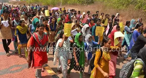 സെന്ട്രല് യൂണിവേഴ്സിറ്റിയില് വിദ്യാര്ത്ഥികളുടെ അനിശ്ചിതകാല സമരം; വി സിയെ ഉപരോധിച്ചു