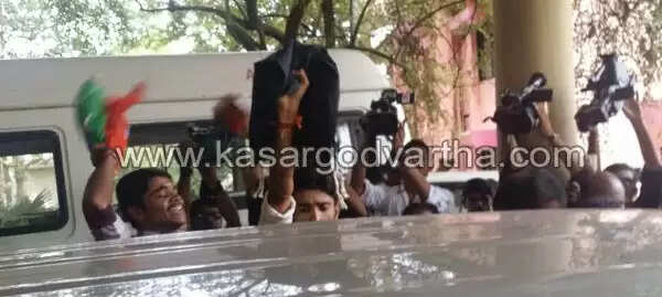 ജനറല് ആശുപത്രി സന്ദര്ശിക്കാനെത്തിയ മന്ത്രി ശിവകുമാറിന് യുവമോര്ചാ പ്രവര്ത്തകരുടെ കരിങ്കൊടി