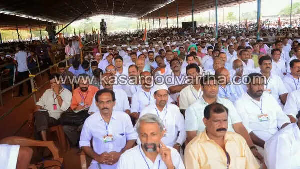 ആവേശ തിരയിളക്കി രാഹുല് പറന്നിറങ്ങി; കേരളത്തിലെ ജനങ്ങളുടെ രാഷ്ട്രീയ ബോധത്തിന് പ്രശംസ
