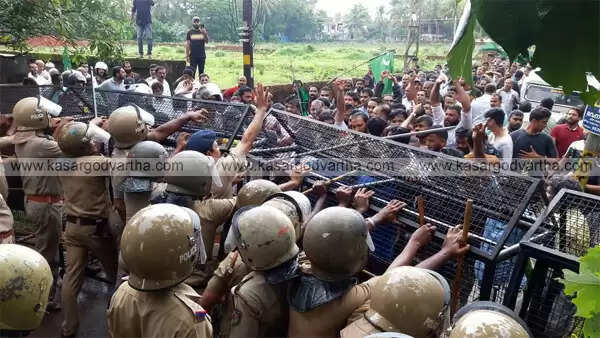 സംഘ്പരിവാര് അഴിഞ്ഞാട്ടവും പോലീസ് നിഷ്ക്രിയത്വവും; മുസ്ലിം ലീഗ് ജില്ലാ പോലീസ് ആസ്ഥാനത്തേക്ക് നടത്തിയ മാര്ച്ച് അക്രമാസക്തമായി, പ്രതിഷേധക്കാരെ പിരിച്ചുവിടാന് പോലീസ് ജലപീരങ്കി പ്രയോഗിച്ചു