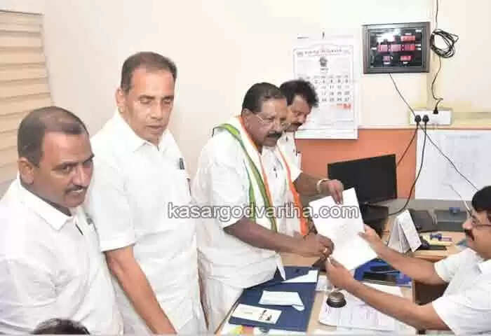 Protest | ക്രമം തെറ്റിച്ച് നാമനിര്ദേശ പത്രിക സമര്പിക്കാന് എല്ഡിഎഫ് സ്ഥാനാര്ഥിക്ക് അവസരം നല്കിയെന്ന് ആരോപിച്ച് കലക്ട്രേറ്റില് രാജ്മോഹന് ഉണ്ണിത്താന് എംപിയുടെ കുത്തിയിരിപ്പ് പ്രതിഷേധം