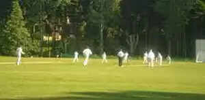 ക്രിക്കറ്റ് കളിക്കിടെ റണ്ണിനായി ഓടുമ്പോള് കളിക്കാര് തമ്മില് കൂട്ടിയിടിച്ചു; യുവാവിന്റെ കാലൊടിഞ്ഞു