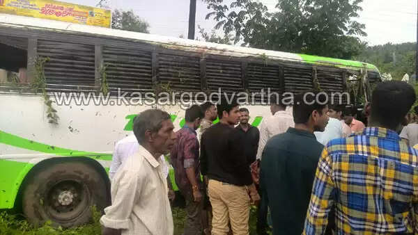 മാവുങ്കാലില് ബസും കാറും കൂട്ടിയിടിച്ച് യുവതി മരിച്ചു; ഭര്ത്താവിനും കുട്ടിക്കും ഗുരുതരം