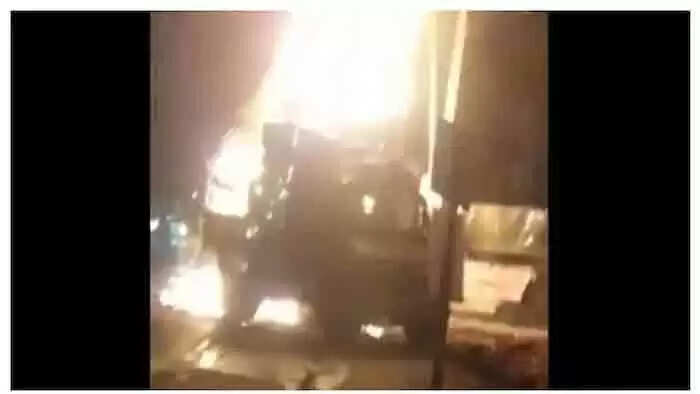 Mini lorry catches fire | വീട്ടുപകരണങ്ങളുമായി പോവുകയായിരുന്ന മിനി ലോറിക്ക് തീപിടിച്ച് ടി വി, ഫ്രിഡ്ജ്, വാഷിംഗ് മെഷിന് അടക്കം കത്തിനശിച്ചു; ഡ്രൈവറെ വിവരം അറിയിച്ചത് പ്രദേശവാസികള്