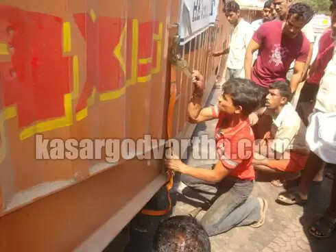 കാര് കയറ്റിവന്ന ലോറി 'പണിമുടക്കി'