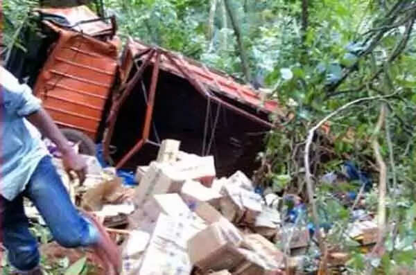 ട്രക്കര് കൊക്കയിലേക്ക് മറിഞ്ഞ് തീര്ത്ഥാടക സംഘത്തിലെ ദമ്പതികള് മരിച്ചു; 11 പേര്ക്ക് പരിക്ക്