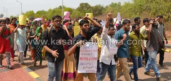 സെന്ട്രല് യൂണിവേഴ്സിറ്റിയില് വിദ്യാര്ത്ഥികളുടെ അനിശ്ചിതകാല സമരം; വി സിയെ ഉപരോധിച്ചു