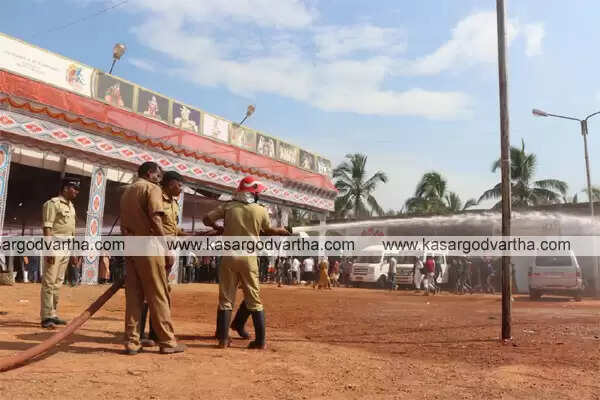 കലോത്സവ നഗരിയില് വില്ലനായി പൊടിയും ചൂടും; ഫയര്ഫോഴ്സ് വെള്ളം ചീറ്റി