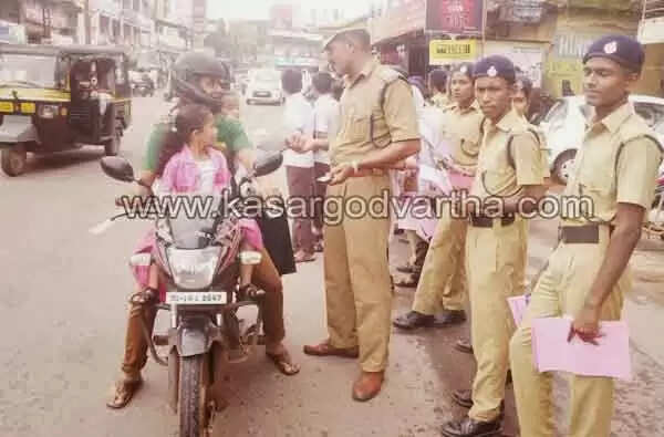 ശുഭയാത്ര നേര്ന്ന് കുട്ടിപോലീസ് റോഡിലിറങ്ങി