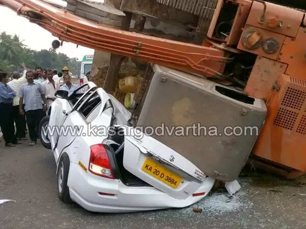 ജെ.സി.ബി. കയറ്റിക്കൊണ്ടു വരികയായിരുന്ന ലോറി കാറിലിടിച്ച് ഒരാള് മരിച്ചു; മൂന്നു പേര്ക്ക് പരിക്ക്