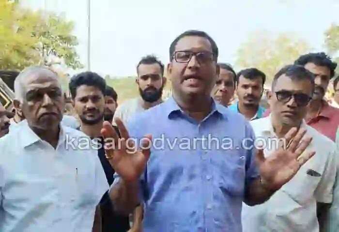 Plastic Raid | പെരുന്നാള് തിരക്കിനിടെ എന്ഫോഴ്സ്മെന്റ് സ്ക്വാഡിന്റെ പ്ലാസ്റ്റിക് കാരിബാഗ് വേട്ട; പ്രതിഷേധിച്ച വ്യാപാരി നേതാവിനെയും തൊഴിലാളിയെയും അറസ്റ്റ് ചെയ്തു; ശക്തമായ പ്രതിഷേധം ഉയരുമെന്ന് വ്യാപാരികള്