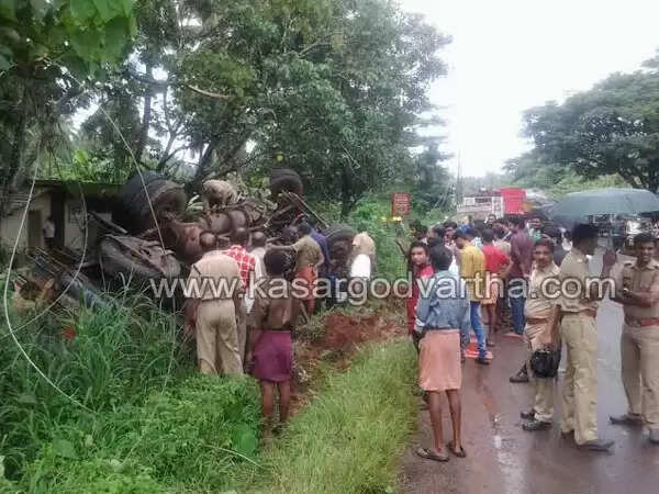ഗ്യാസ് സിലിണ്ടര് ലോറി നിയന്ത്രണം വിട്ട് വൈദ്യുതി പോസ്റ്റിലിടിച്ച് കുഴിയിലേക്ക് മറിഞ്ഞു