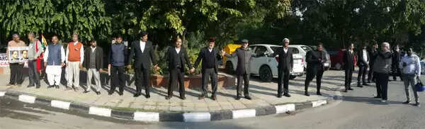 പൗരത്വ ഭേദഗതി നിയമത്തിനെതിരെ മനുഷ്യച്ചങ്ങല തീര്ത്തതിന് എ ഐ എല് യു അഖിലേന്ത്യാ ജനറല് സെക്രട്ടറിയും സുപ്രീം കോടതിയിലെ സീനിയര് അഭിഭാഷകനുമായ പി വി സുരേന്ദ്രനാഥ് ഉള്പ്പെടെയുള്ള അഭിഭാഷകരെ അറസ്റ്റ് ചെയ്ത ദില്ലി പോലീസ് നടപടിയില് വ്യാപക പ്രതിഷേധം