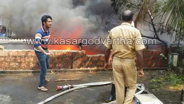 ചൂരിയില് ആക്രി ഗോഡൗണില് വന് തീപിടുത്തം; ലക്ഷങ്ങളുടെ നഷ്ടം