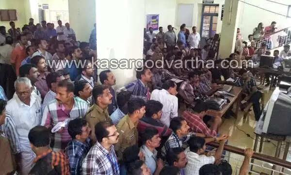 കാസര്കോട്ട് പി. കരുണാകരന് ഹാട്രിക് ജയം; ആശ്വാസം