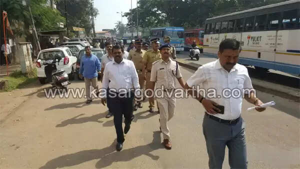 ഹൈക്കോടതി നിര്ദേശം; കാസര്കോട് നഗരത്തിലെ അനധികൃത ഫ്ളക്സ് ബോര്ഡുകള് നീക്കം ചെയ്തു തുടങ്ങി